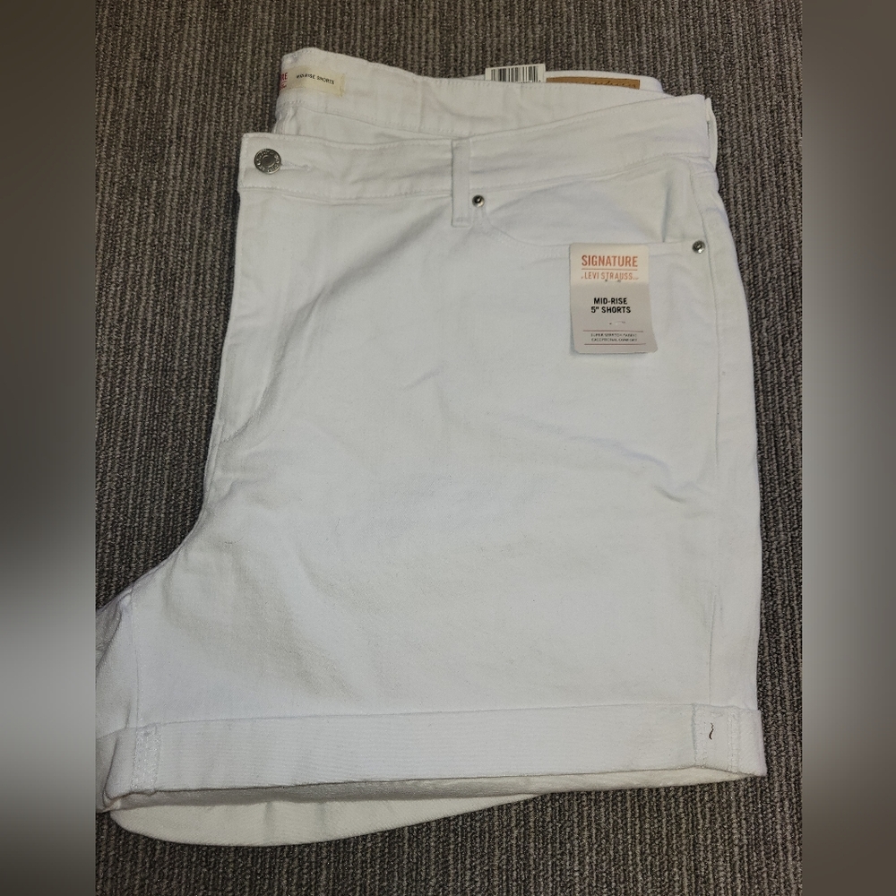 Levi's Plus Size Mid Rise 5" Inseam White Denim Shorts NWT